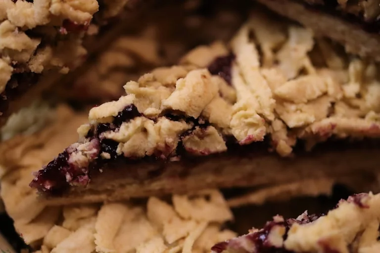 Blackberry and Apple Crumble for Cool September Evenings