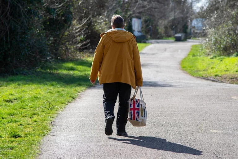 Walking After Meals: Real Benefits, Limits and Safety