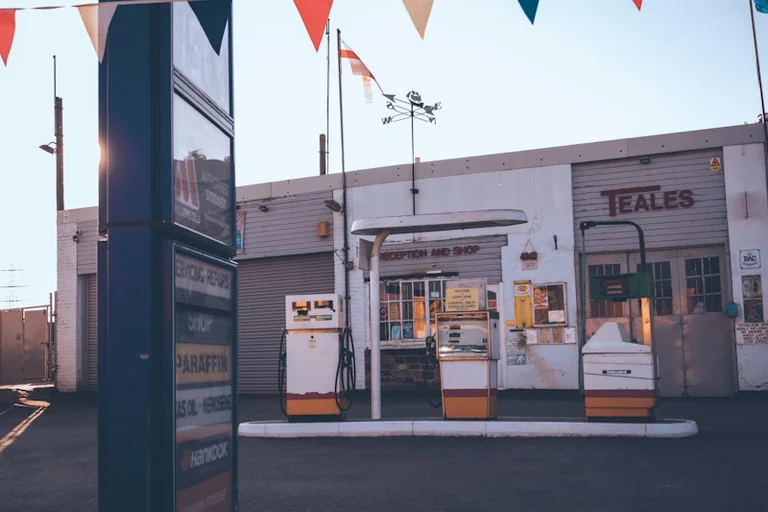 How to Compare UK Petrol Stations Before an Autumn Drive