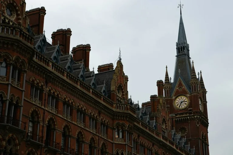 UK clocks go back on 25 October 2026: check Sunday travel times