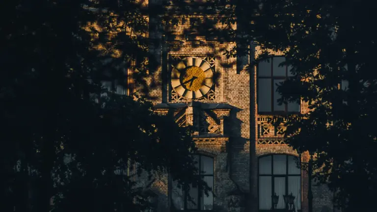 UK clocks go back on 25 October 2026: what changes at home