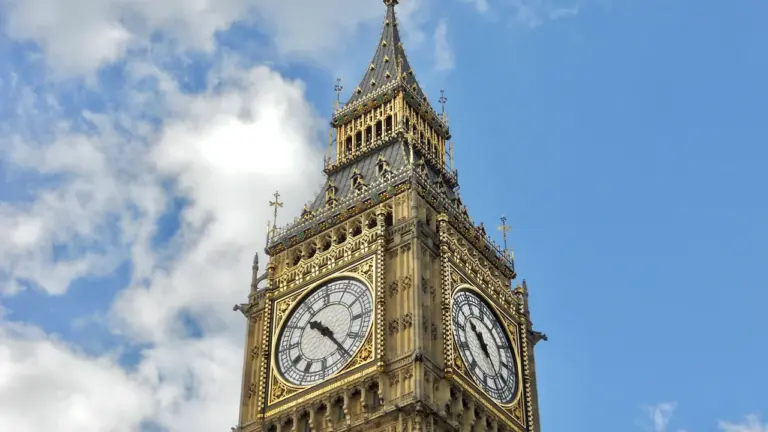 UK Clocks Went Back: Check Trains, Appointments and Devices
